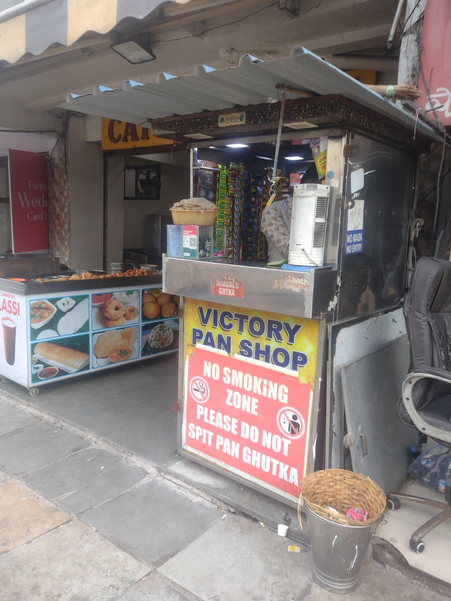 AnjanaMeenakshi's tweet photo. This paan shop in lakdikapul saw police officials stop smokers and ask them for their phone numbers and click their photos. When I asked about the same, the cop stated that "the police was raising awareness". 

@hydcitypolice What kind of awareness requires photos and numbers? https://t.co/Q3Xg0WdzIe
