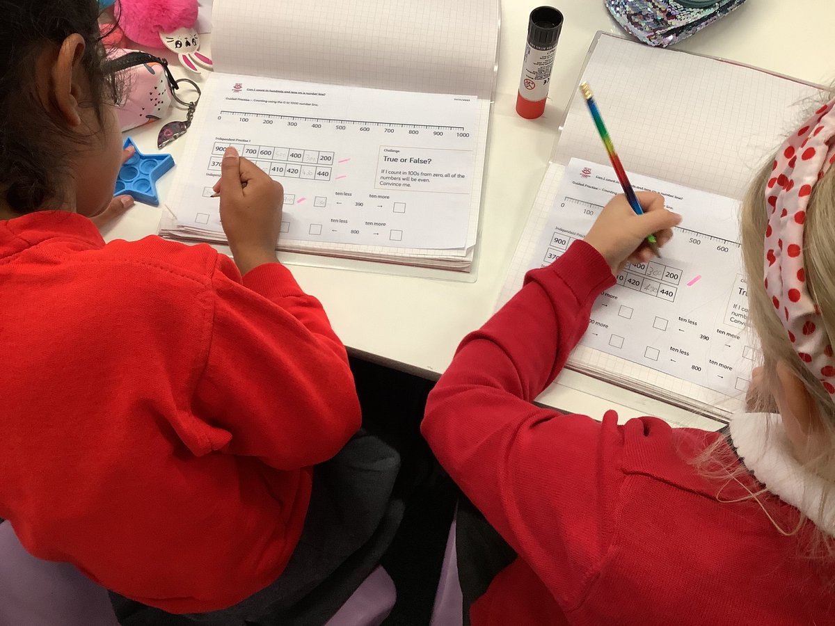 STM_Hull's tweet photo. Using number lines in @Year3STMHull1 to count in 100s #maths #ncetm #thursdaymorning  #TheSTMWay https://t.co/oGx3EMr3z4
