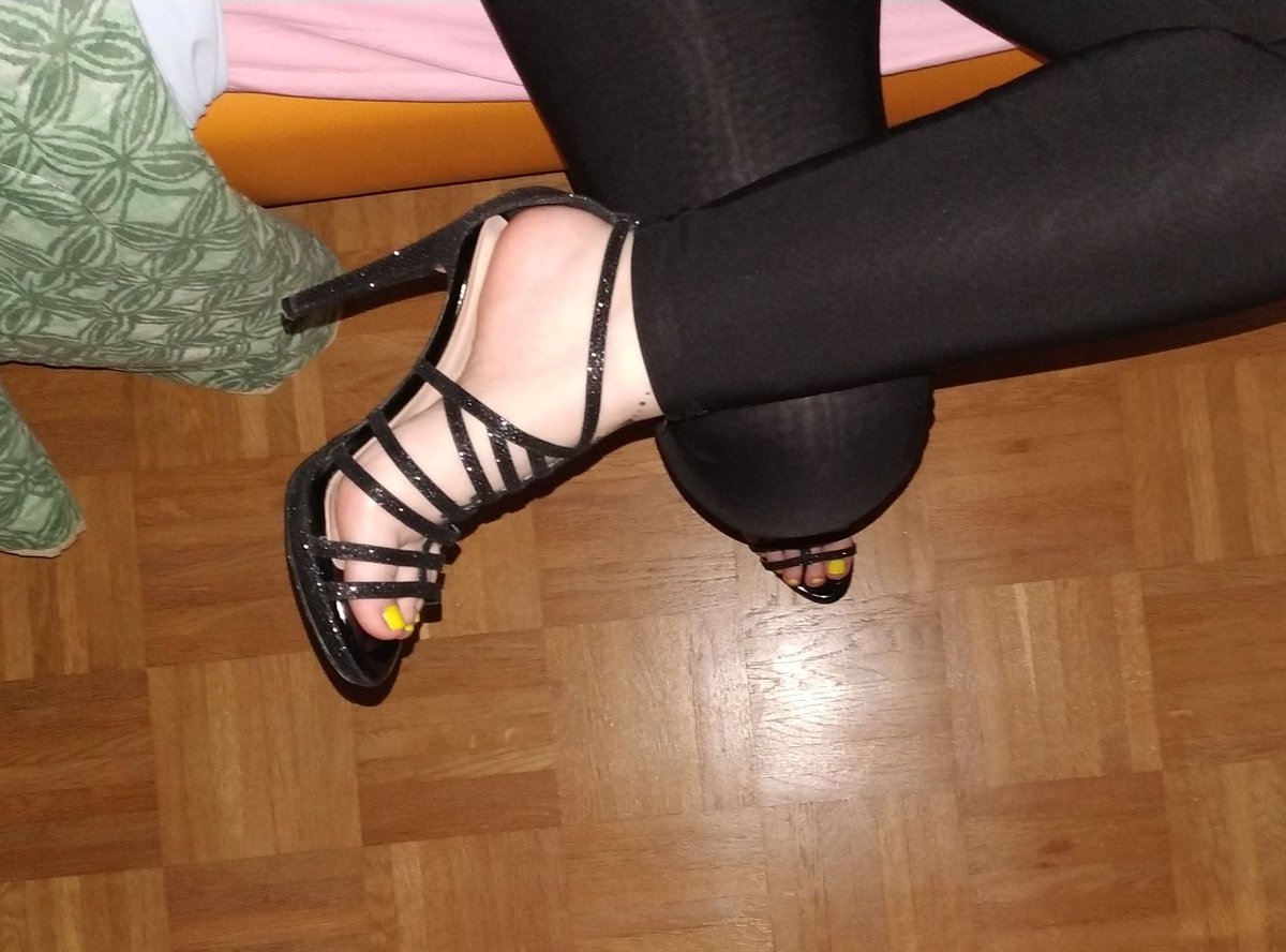 DeaElectra's tweet photo. Buongiorno nullità 😏
@findomitalia1 @rt_feet @RobertGiguere59 @findomWoR @RTandServe @Findom_RTpuppy @findom4feet @dommes_rt @FindomRT8 @FootSniffLoser @RT_findommiss @rtfindom @RTfindom23 @RTFindomFR @slavekane @stupidloserfuck @RTfindompig @RT_Slave https://t.co/OpzkHtTdsw