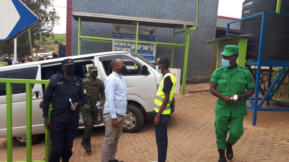 KinyinyaY's tweet photo. None muri @SectorKinyinya Team ishinzwe gukora #Evaluation ya #operationOneStop irikwerekwa nabayobozi ba #kinyinya  uburyo ubukangurambaga bwo gukumira #Covid19  bwakozwemo kubufatanye na @RwandaYouthVol1 @KubanaRichard @RYVCP_Gasabo @gatjmv @Havuguziga3 @Muhateric @ngangare1 https://t.co/HhWwUkaT5K