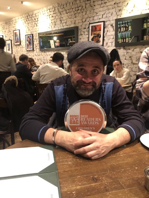 AuthInYourClass's tweet photo. Thrilled to hear about @philearle's 🏆success at this year's #BAMBReadersAwards! Share his #AIYC podcast, talking about and reading from the winning book, When the Sky Falls, with kids; then download the FREE resources pack!
🎧https://t.co/hMC1bnCjrY
✍️https://t.co/UW9GnN0wDG https://t.co/gcOechCZ9Y