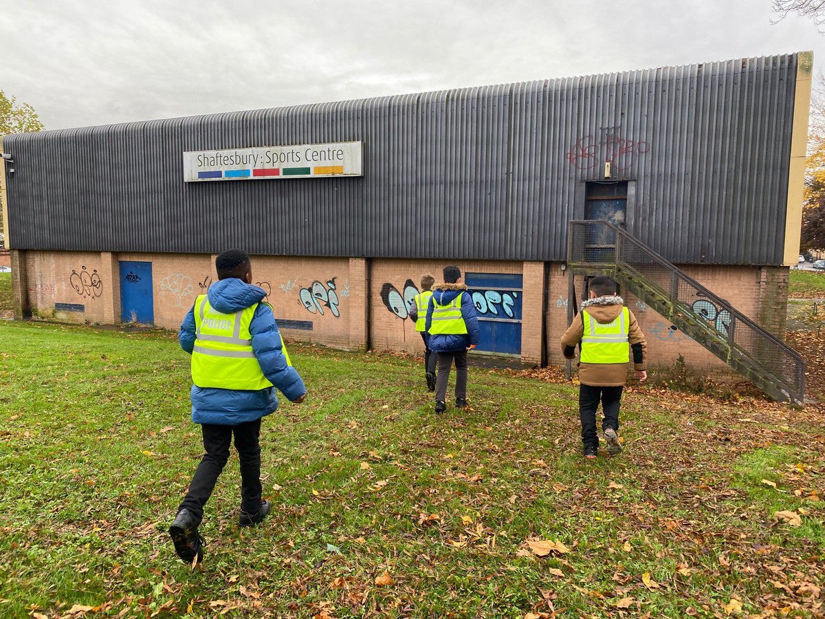 pear_year's tweet photo. Y6 Mini Police began their first mission yesterday๐ #improvingthecommunity #respectingthecommunity #greatcitizens https://t.co/RJjtJGvr4s