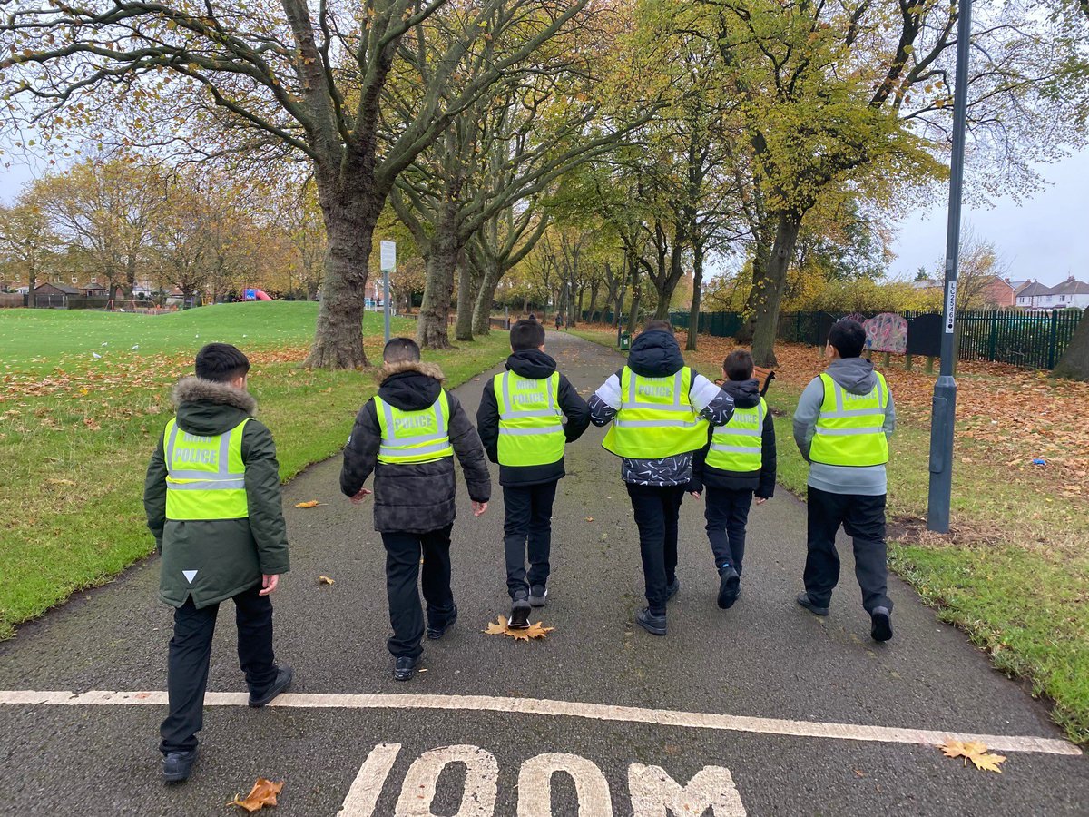 pear_year's tweet photo. Y6 Mini Police began their first mission yesterday๐ #improvingthecommunity #respectingthecommunity #greatcitizens https://t.co/RJjtJGvr4s