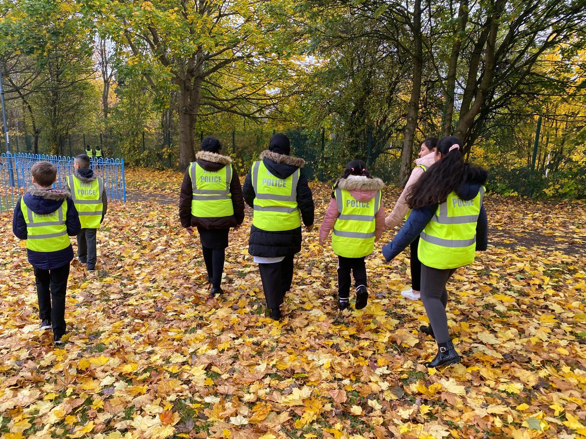 pear_year's tweet photo. Y6 Mini Police began their first mission yesterday๐ #improvingthecommunity #respectingthecommunity #greatcitizens https://t.co/RJjtJGvr4s