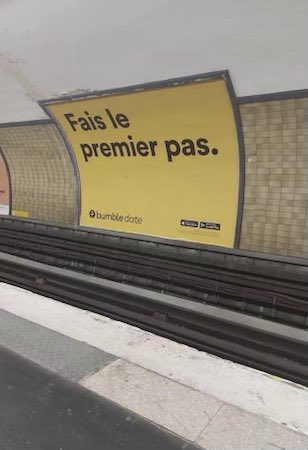QBPofficiel's tweet photo. Aujourd’hui 11 novembre c’est l’armistice mais aussi la journée mondiale de la qualité (le savais tu?) et je voulais saluer celle de cette pub « motivante » pour les plus fragiles d’entre nous du réseau ferré parisien . Repenser son slogan? #accrochetoi #humournoir https://t.co/io6I7omcuQ