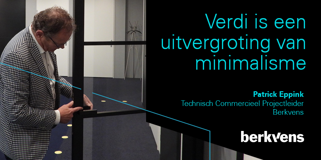 Patrick Eppink, Technisch Commercieel Projectleider bij Berkvens Deursystemen, legt in een artikel op de website van Archidat Bouwformatie uit dat de plafondhoge Verdi-deursets dankzij de Flexunit altijd passen. hubs.ly/H0-S9V_0