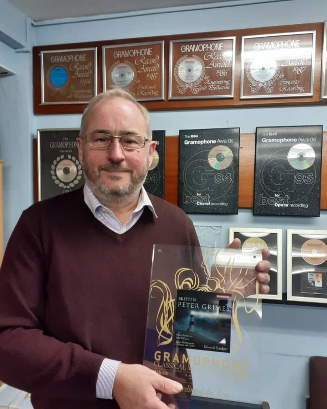 ChandosRecords's tweet photo. Managing director Ralph Couzens at Chandos HQ with the @GramophoneMag award for Peter Grimes! 🌊🏆 Congratulations again to @StuartSkelton, @Bergenfilharmon, #EdGardner and the late Erin Wall ❤️
👉 Enjoy Gramophone's recording of the year https://t.co/t6KoyTuYhF https://t.co/JsHIeE1qJG