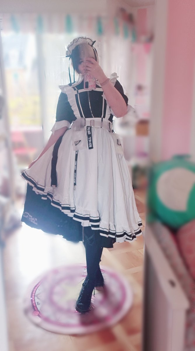MiischMiisch's tweet photo. I have a presentation tooday about my consept for my final project! And becous i am extra i go to class dressed like this! https://t.co/sLhcJCOgsu