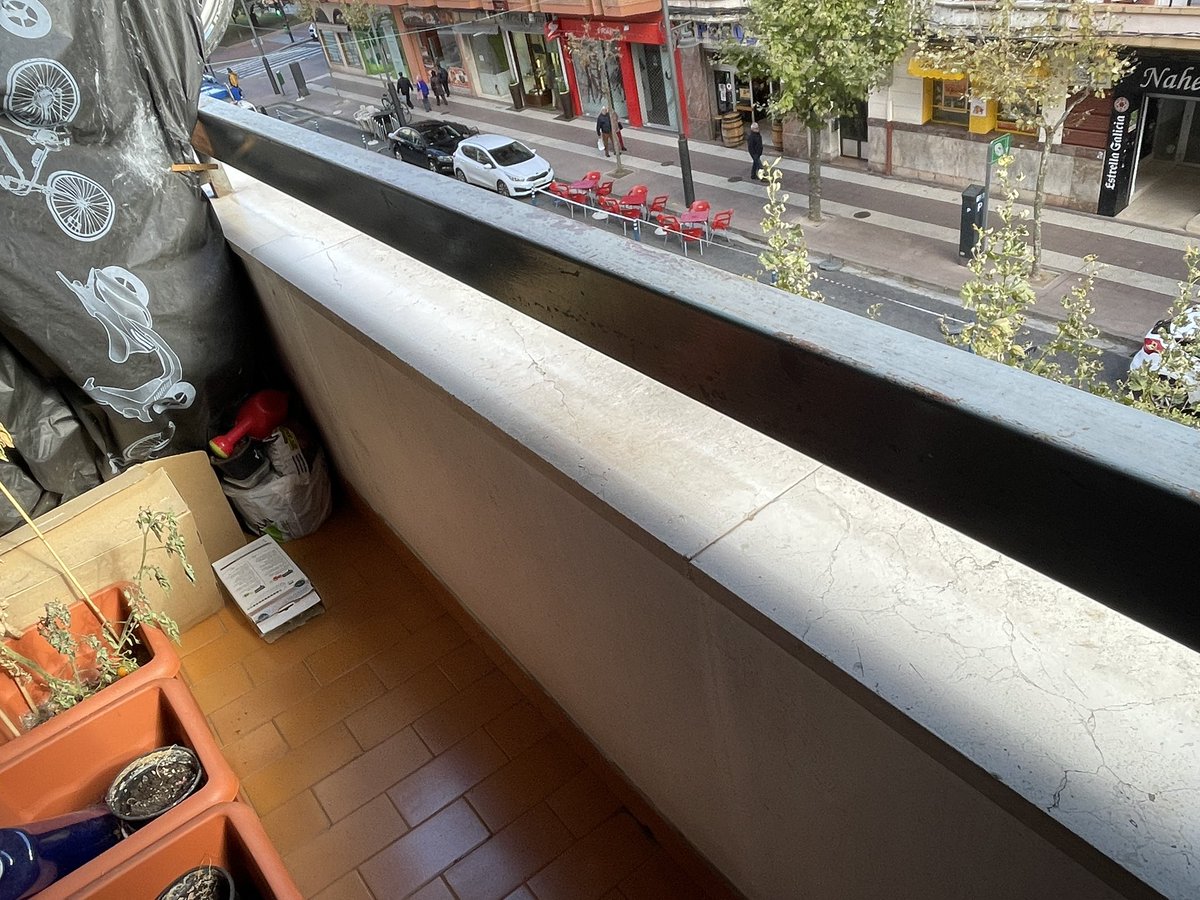 Doy las gracias a los operarios del <a href="/AytoLogrono/">Ayuntamiento Logroño</a> por haber quitado el enganche de las luces de #Navidad de la barandilla de mi balcón. Gracias a <a href="/juannietogarcia/">Juan Nieto García</a> y a todos los que habéis dado visibilidad para que se solucionara <a href="/fjridruejo/">Javier Ridruejo</a>