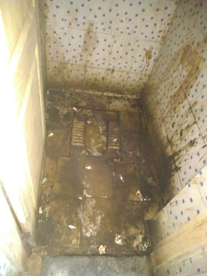 CitizensDharavi's tweet photo. Attn:Ward 187 @mybmcWardGN
@DighavkarKiran @mybmcSWD

Worst 👎 Conditions Of Toilet And 
There Is No Way To Enter In Ladies Toilet Whole Area Occupied. Ladies And Local People Getting Problems. 

#Location: Dabba Wala Compound  Opp Gausiya Hotel Dharavi Main Road #DharaviModel https://t.co/f1BdXTjukl