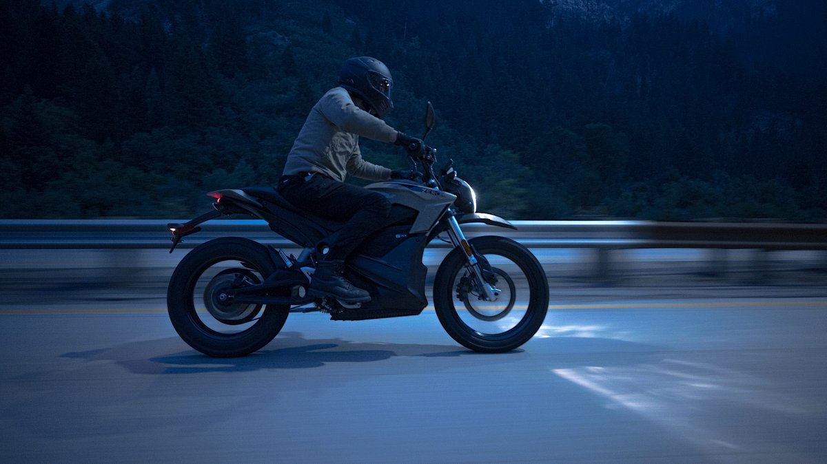 HWoodElectrics's tweet photo. Every time you twist the throttle... Pure Electric Action.
The 2022 #ZeroDS #Motorcycle.
Make it yours at #HollywoodElectrics in #LosAngeles.
Because we all know, the time to Ride Electric #ZeroMotorcycles is now!
Book it: https://t.co/EpiGn0lClN https://t.co/gBoFUBKp76