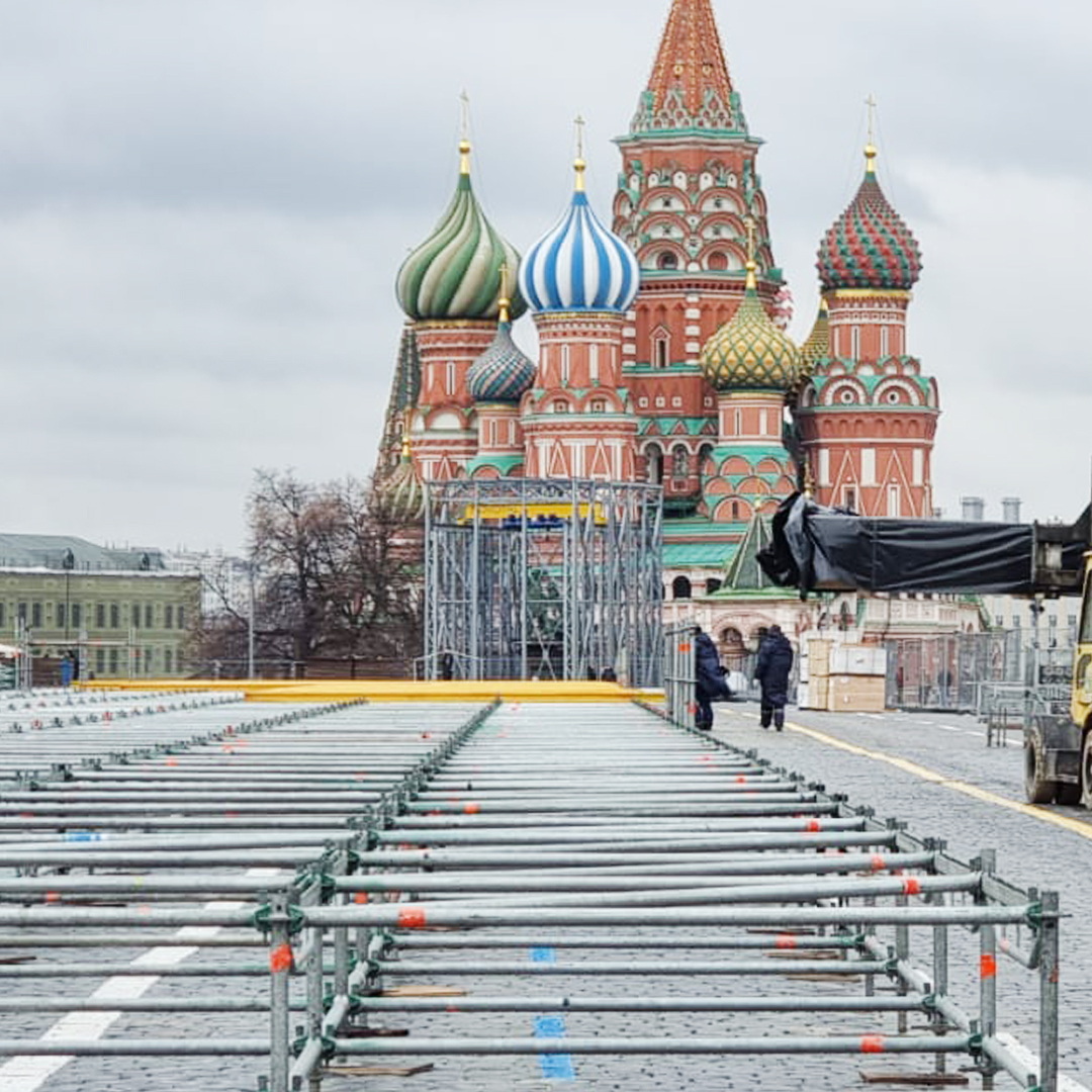 tamak's tweet photo. Главный ледовый каток страны, расположенный в самом сердце столицы – на Красной площади, уже готовят к приему гостей.

Подробнее: https://t.co/CkAn6LQHsL

#цсп #клееныйбрус #тамак #дом #каркас #новости_тамак https://t.co/YXWZEcV0QL