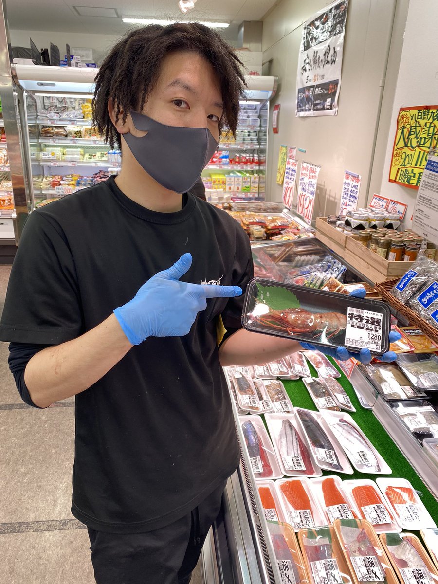 inaba_yaosen's tweet photo. 21卒入社の社員(@eiking000)が早くも鮮魚の仕入れに行ってます！

今日はこれっす！って自信持って教えてくれたのがかっけぇと思いました。

#八百鮮
 #九条店
 #八百鮮九条店 https://t.co/db9bIMFJyi
