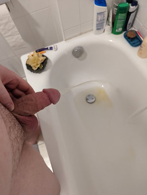 Good morning! Who else loves going for their morning #piss in the shower or bath? 🚿 https://t.co/lLQ<a href="/tag/piss"class="tags"><span>#piss</span></a>