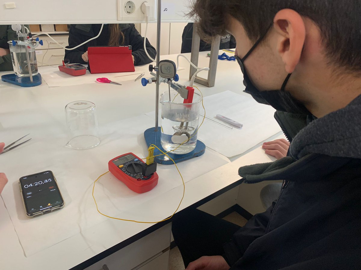 PortUIB's tweet photo. L'alumnat de secundària s'endinsa en el món de la tecnología i les ciències amb les pràctiques #Demotec i #Demolab 💻🧪
👉https://t.co/PH5QVKHXA7
#SeràsUIB https://t.co/esZZaH0TJJ