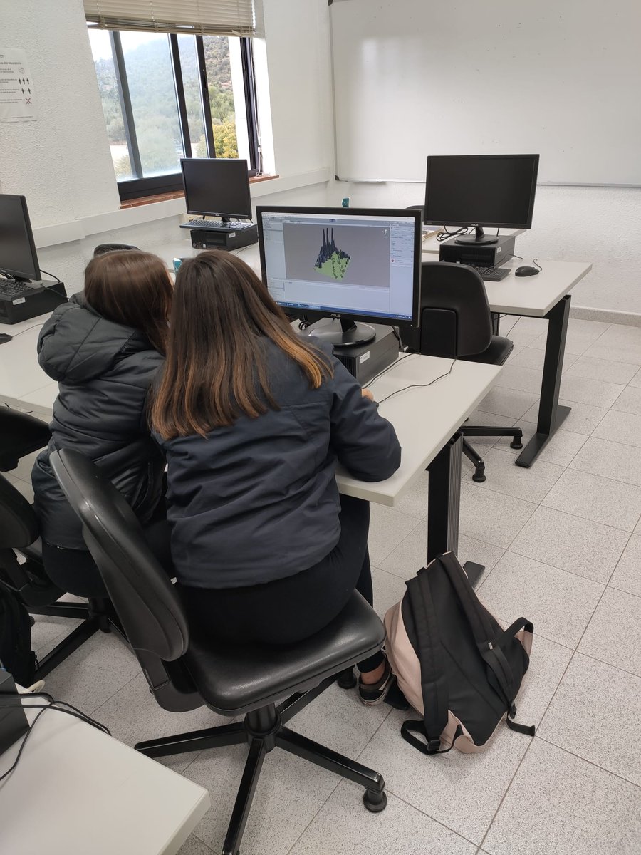 PortUIB's tweet photo. L'alumnat de secundària s'endinsa en el món de la tecnología i les ciències amb les pràctiques #Demotec i #Demolab 💻🧪
👉https://t.co/PH5QVKHXA7
#SeràsUIB https://t.co/esZZaH0TJJ