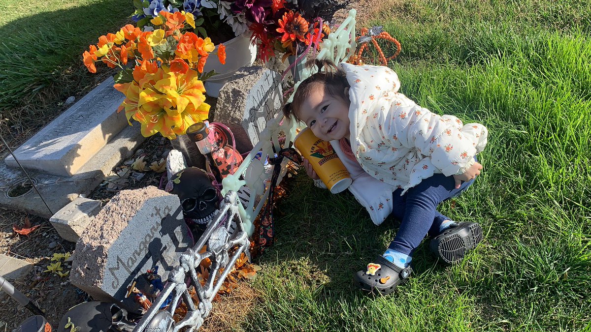 mmarquez_'s tweet photo. my beautiful monster giving grandma and grandpa kisses 😘😘miss and love you forever https://t.co/abChct5RmK