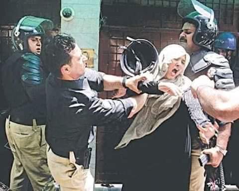 arifchPAT's tweet photo. سانحہ APS پر عدالتِ عظمیٰ میں وزیراعظم کی طلبی کے بعد
امید ہے سپریم کورٹ سانحہ ماڈل ٹاؤن کے ملزمان کی گرفتاری اور سزا کیلئے بھی کردار ادا کرے گی۔ 
اس سانحہ میں ��لزمان نامزد ہیں لہٰذا ملزمان کی فوری گرفتاری اور سزا کے منتظر ہیں۔
متاثرین و لواحقین سانحہ ماڈل ٹاؤن
@PATofficialPK https://t.co/MrctZwIzhb