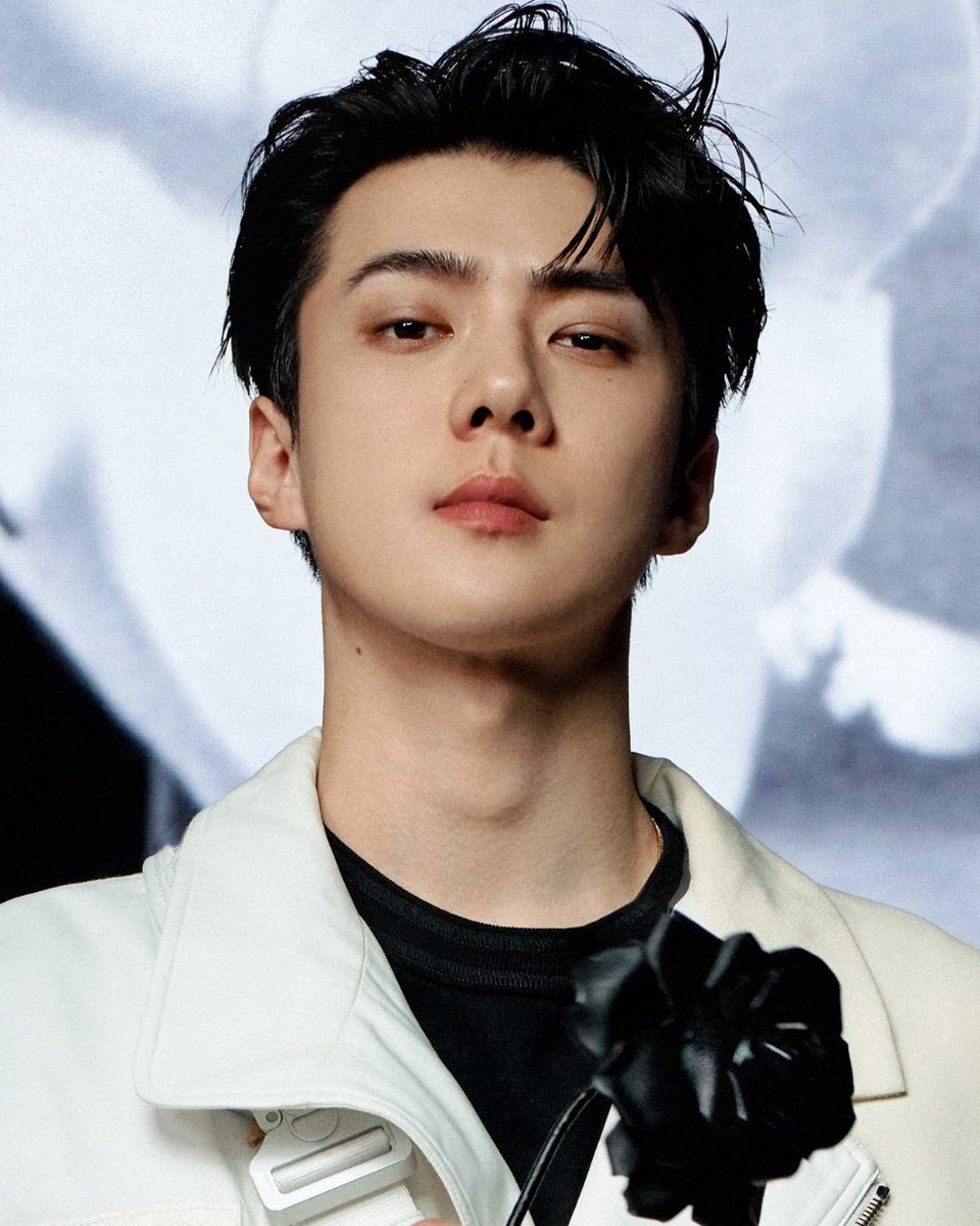 ohsenh's tweet photo. sehun in 2017              sehun in 2021 https://t.co/6I4GKVeO8c