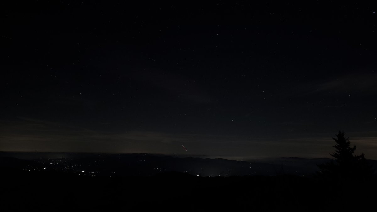 k4hsm's tweet photo. So I did a thing and went to @ClingmansDome parking lot in the #GSMNP and watched the #SpaceX #Crew3 launch from 500 miles away! Then I caught a FIREBALL METEOR during the launch! Not bad for a @samsmartphone - Pics with(out) arrows shown. @elonmusk brings out the #nerdinme #tnwx https://t.co/ifGgwthatB