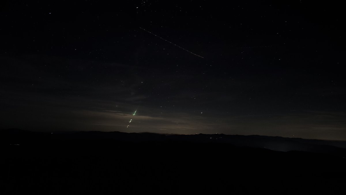 k4hsm's tweet photo. So I did a thing and went to @ClingmansDome parking lot in the #GSMNP and watched the #SpaceX #Crew3 launch from 500 miles away! Then I caught a FIREBALL METEOR during the launch! Not bad for a @samsmartphone - Pics with(out) arrows shown. @elonmusk brings out the #nerdinme #tnwx https://t.co/ifGgwthatB