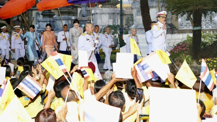 bw6WZPkjc6fwAUZ's tweet photo. ในหลวง พระราชินี ทรงเปลี่ยนเครื่องทรงพระแก้วมรกต ปชช.รับเสด็จเนืองแน่น
#ทรงพระเจริญยิ่งยืนนาน https://t.co/goObDZKLj2