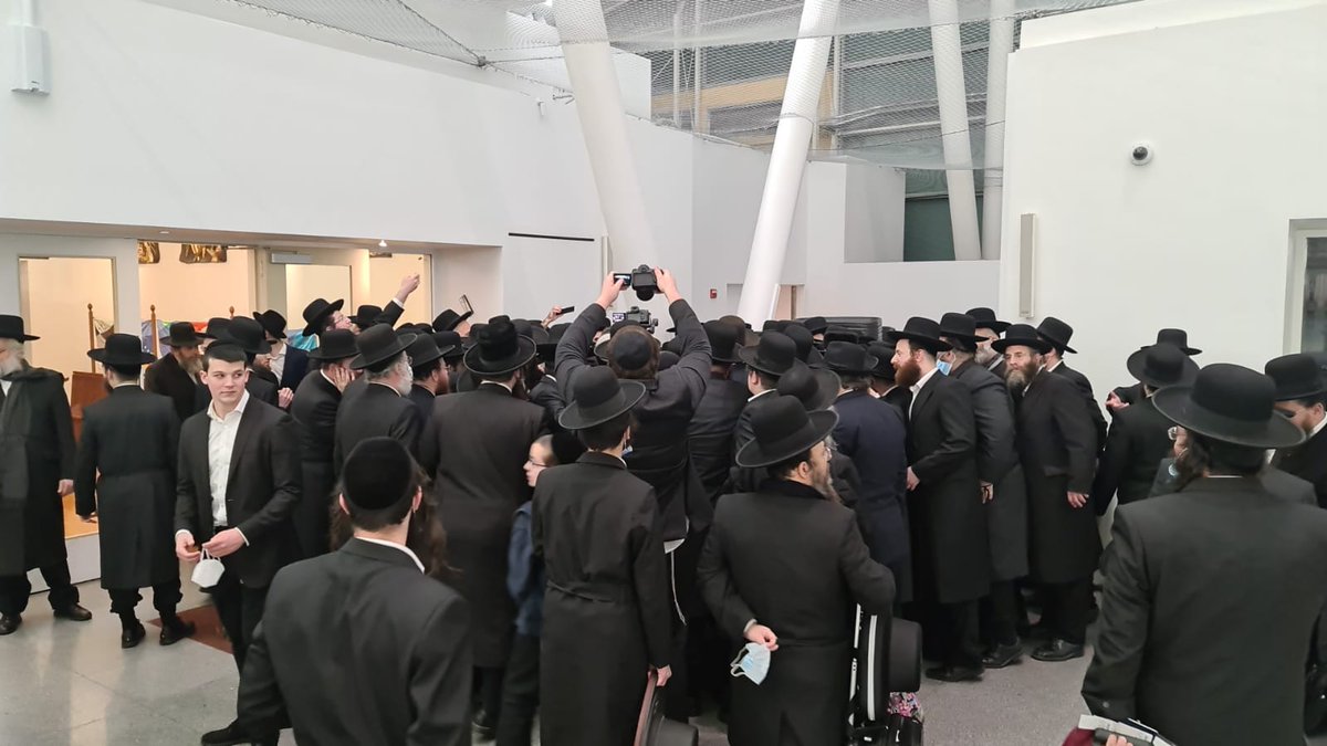 The_Gerrer's tweet photo. מתקבצים ו״דוחפים אוזן״ לשמוע עוד מילה מפה קדוש רגע לפני עלייתו למטוס https://t.co/3yG2yaYFuU
