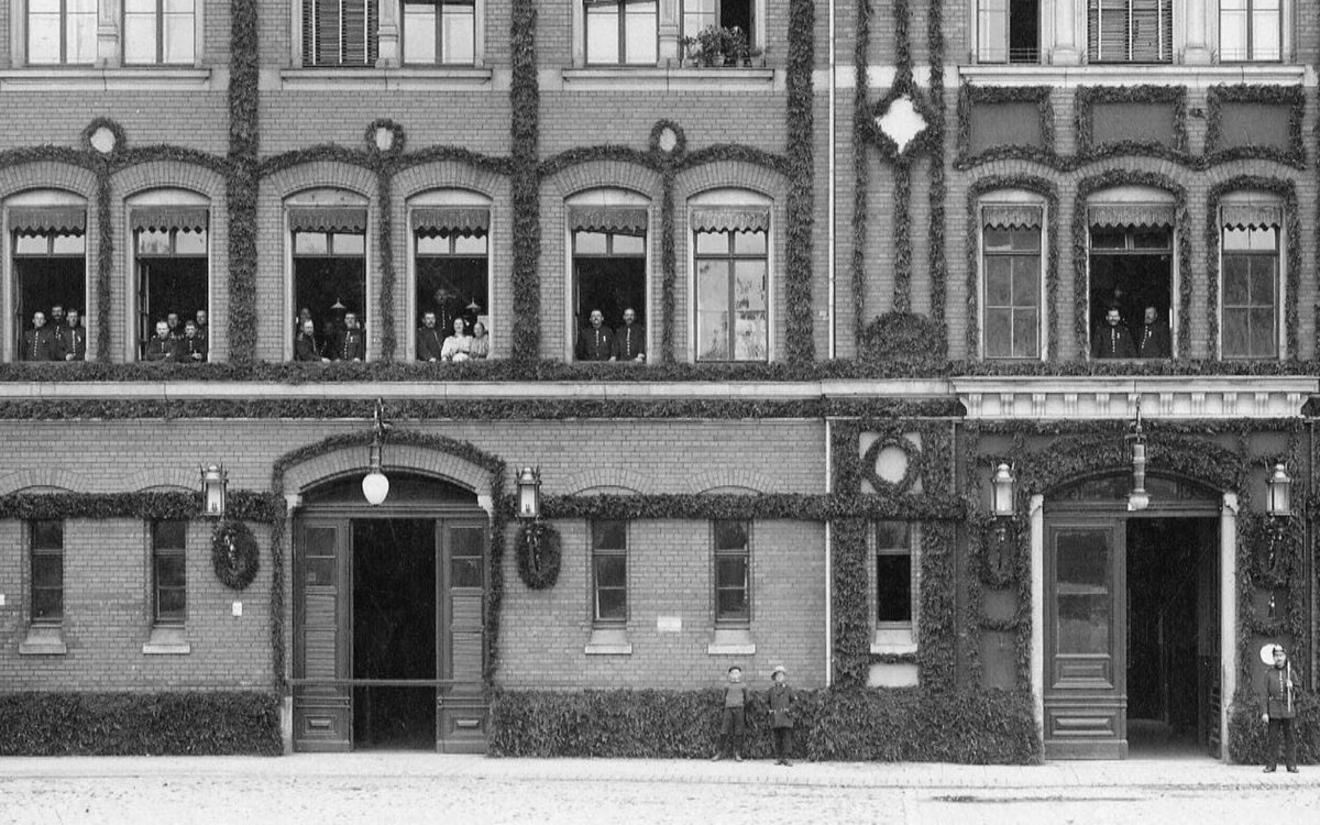 chronohh's tweet photo. #ThrowbackThursday Die Feuerwache in Leipzig anno 1913 👨‍🚒🧑‍🚒🧯🚒🧑‍🚒  Alle mal bitte Aufstellung nehmen. Der Herr Walter hat seinen Photoapparat aufgebaut.
https://t.co/wNx4d6ZZFL
 
@Christo14Gr @VB_Kontor @steinhoff_uwe @mjkls @365malLeipzig @codeforleipzig #LeipzigReloaded https://t.co/eSDPCqmuf7