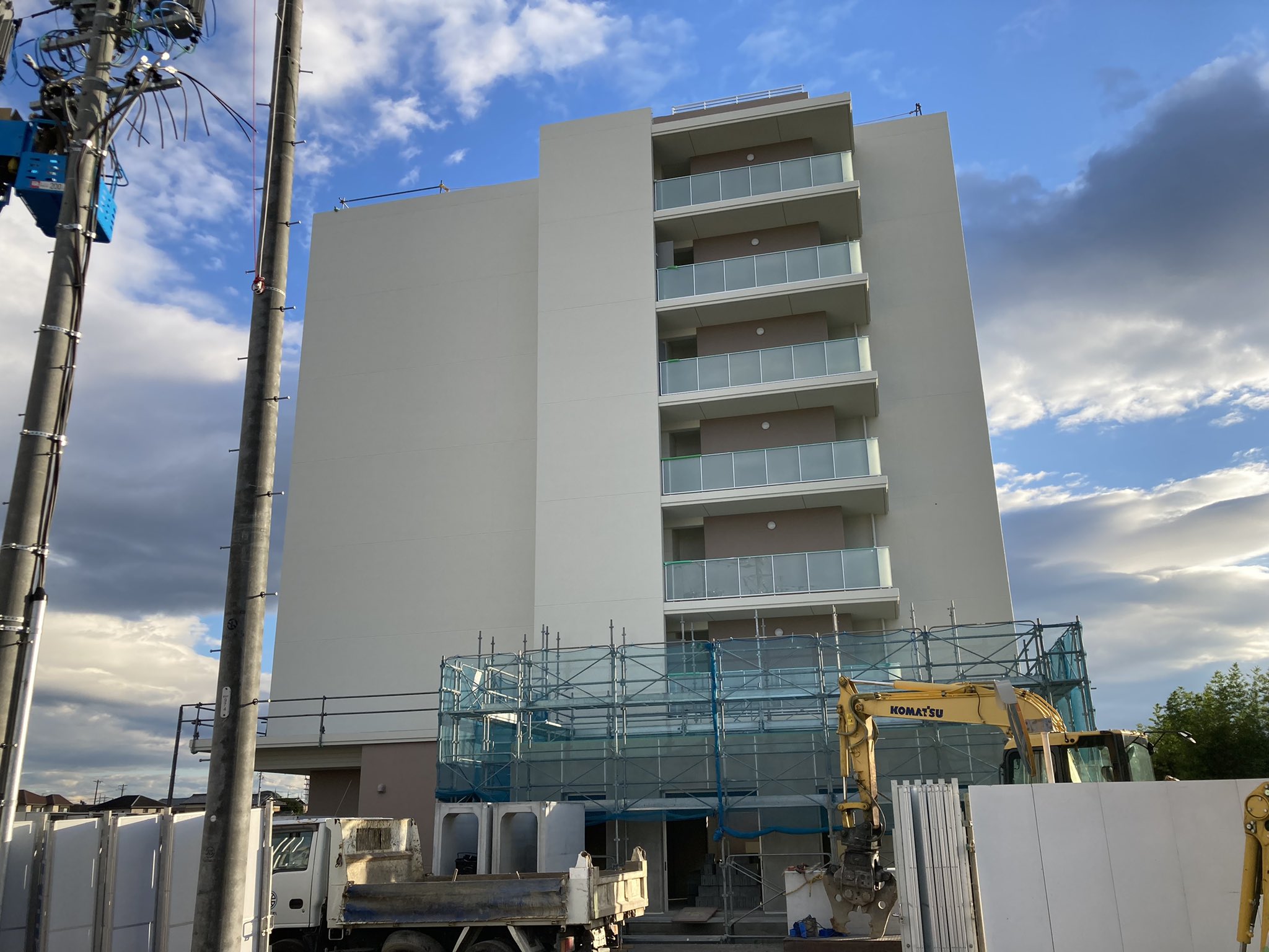 飛べない人 ホンダ鈴鹿新寮建設工事の足場が解体されて建物の全容が明らかになりました 7階建てで南北で2つの棟に分かれてます 1階部分が食堂や浴場の共有部で2階から上が居住スペースだと思われます ホンダ鈴鹿新寮定点観測 T Co Krlbrtppro