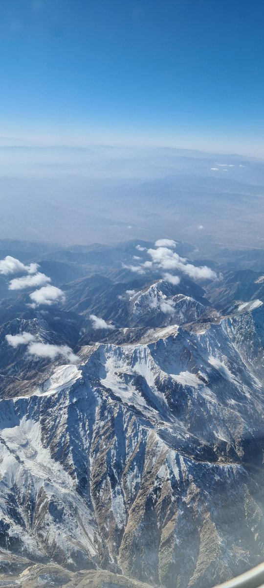 SkyYaldaHakim's tweet photo. Snow beginning to settle on the mountains in Afghanistan. Winter looms  and Afghanistan is on the brink of catastrophe. If the weather is as bad as experts are predicting this winter, the fear is that millions of Afghans will be threatened with acute hunger and widespread famine https://t.co/z6h8UdJeOY
