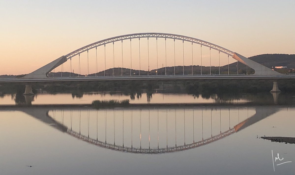 juhiguera's tweet photo. “Atardecer en el #Guadiana emeritense” #Noviembre2021 #Merida #Extremadura #extremaduramola #meridamola #fotosconmovil @Merida_Spain @ayto_merida #Salud y #FelizJueves https://t.co/ckW6NfX6T0