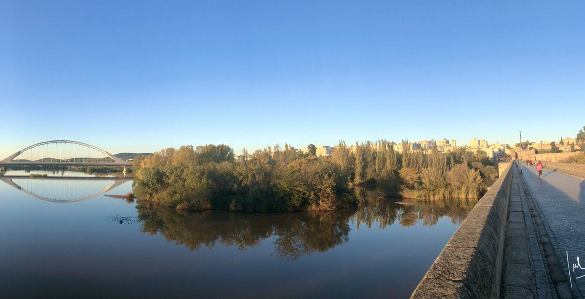 juhiguera's tweet photo. “Atardecer en el #Guadiana emeritense” #Noviembre2021 #Merida #Extremadura #extremaduramola #meridamola #fotosconmovil @Merida_Spain @ayto_merida #Salud y #FelizJueves https://t.co/ckW6NfX6T0