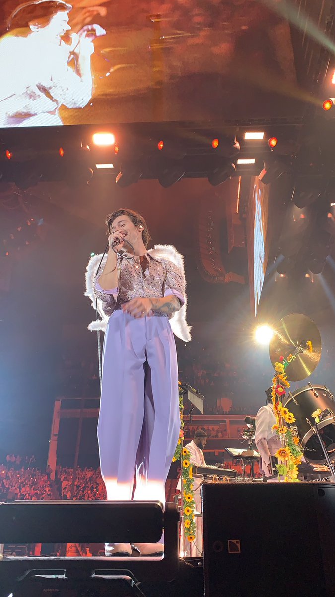 HLDTour's tweet photo. Harry Styles, live from Golden 1 Center. 
#LoveOnTourSacramento 
11.10.21   

📸: capaldistyles https://t.co/NXX9e1ruiK