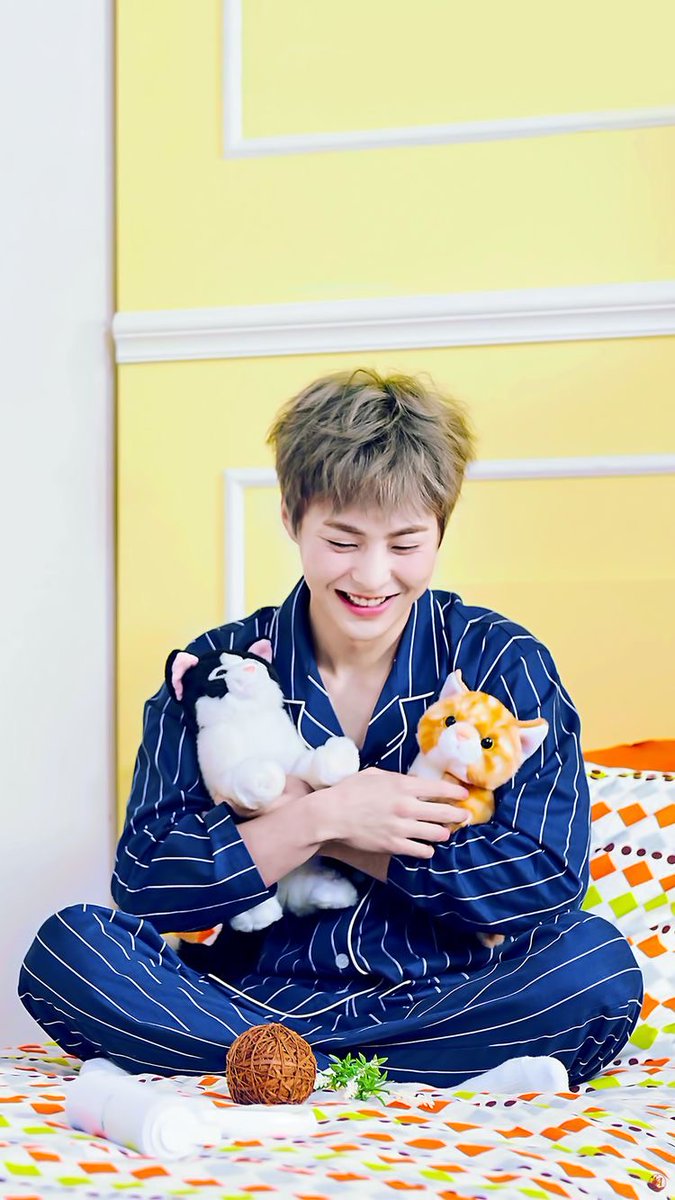 hourlyEXO's tweet photo. [@weareoneEXO #XIUMIN] https://t.co/zDsDaQ7FaN