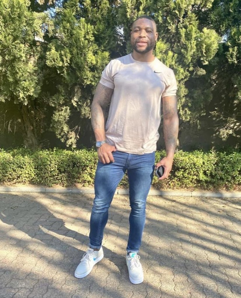 noeleensaid's tweet photo. Coach Lawrence Masinge was killed last night around 18:30. He was shot 8 times during a live training session with some of his clients. People witnessed their coach get brutally killed, LIVE 💔💔
#justiceforlawrencemasinge #justiceforlawrence #riplawrencemasinge https://t.co/8LpON1U2kj