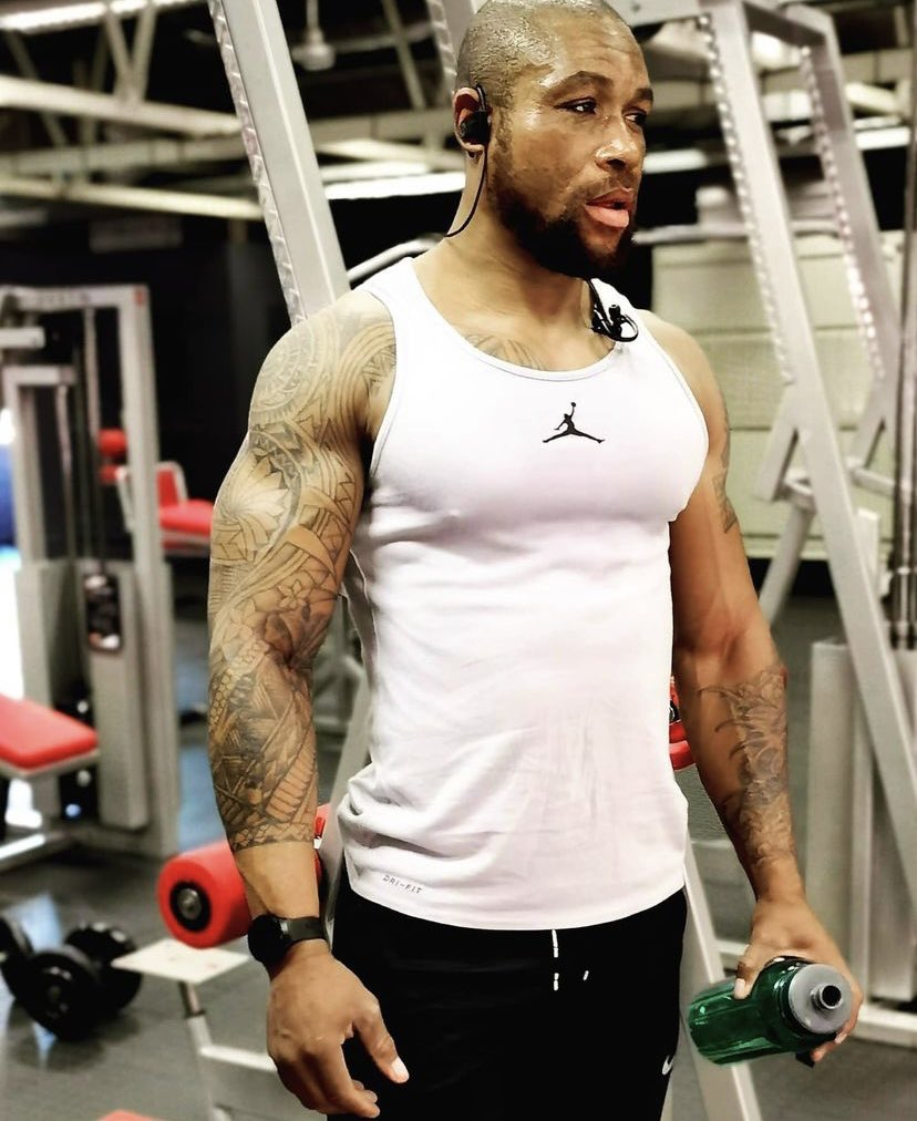 noeleensaid's tweet photo. Coach Lawrence Masinge was killed last night around 18:30. He was shot 8 times during a live training session with some of his clients. People witnessed their coach get brutally killed, LIVE 💔💔
#justiceforlawrencemasinge #justiceforlawrence #riplawrencemasinge https://t.co/8LpON1U2kj