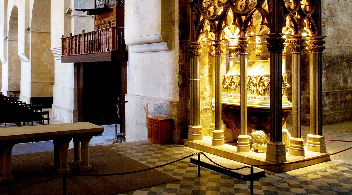 jaumeclotet's tweet photo. L'11 de novembre de 1285 mor a Vilafranca del Penedès el rei Pere el Gran, comte de Barcelona, rei d'Aragó, de València i de Sicília. El seu sepulcre és a Santes Creus. El seu almirall, Roger de Llúria, és enterrat als seus peus; lleialtat en la vida i en la mort. https://t.co/9lJJIxMKwa