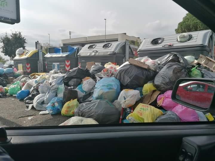 m_spagna's tweet photo. La metafora delle tarantelle delle campagne elettorali di #quellicapaci, una montagna di monnezza. 
#gualtieri #Roma https://t.co/BO7pL3W3ls