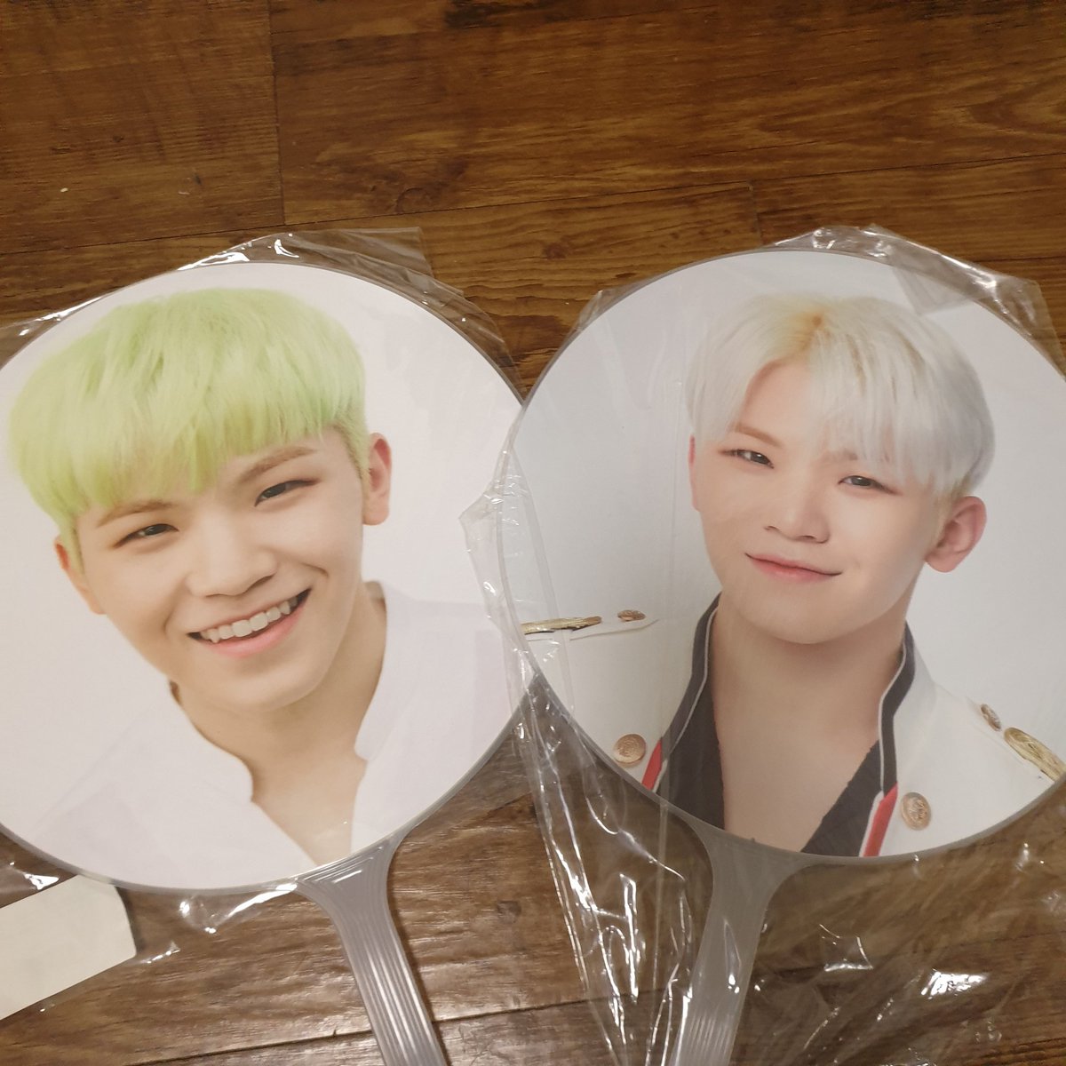 wscxyyn's tweet photo. 세븐틴 우지 이지훈 우치와 이미지피켓 양도합니다 각 1.0 
다이아몬드 엣지 콘서트 아이디얼컷 앙콘 
seventeen woozi https://t.co/AaYz4TfosC
