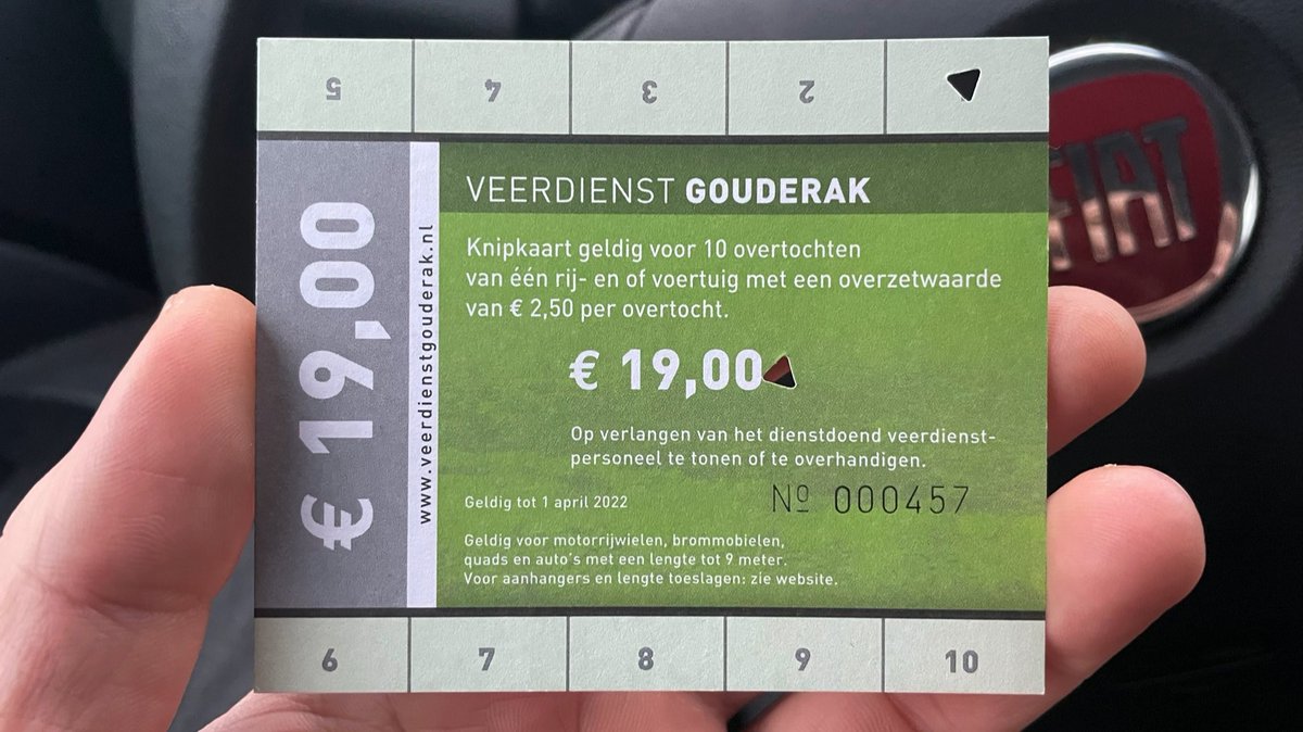 Gelukjes van het buitengebied: Een knipkaart kopen voor de pont.