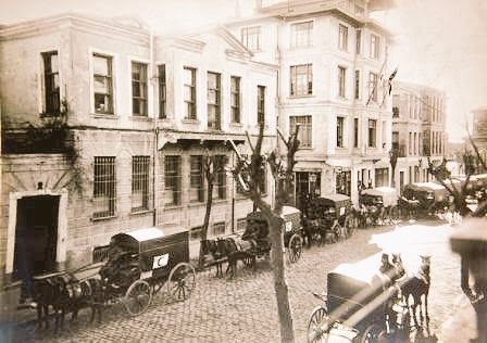 1911 ⏳ Genel Merkez Binamızın önünde duran atlı ambulanslar. #tbt
