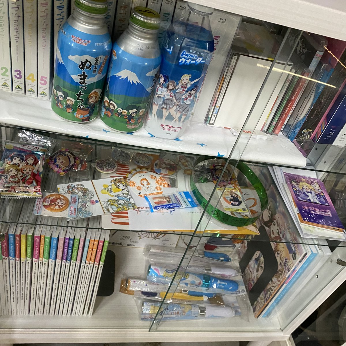 ラブライブグッヅとか頂ものを整理するのに
備品でショーケース買いましたが
もういっぱいになります
直ぐにもう1つ要りそうですね🤣
上に積んでいくか! 