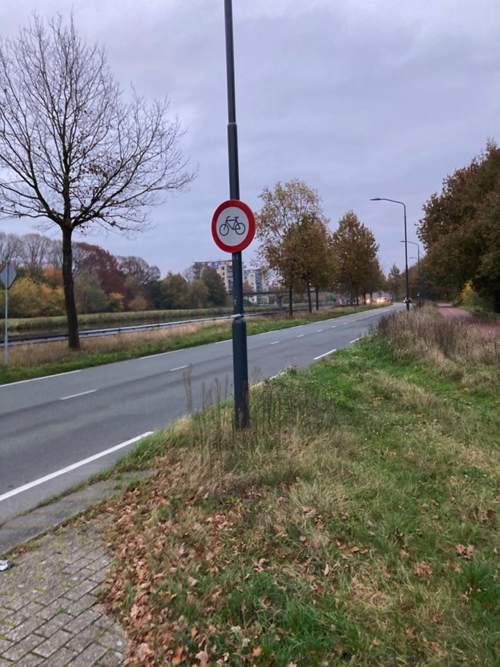 LMPweg's tweet photo. @Gem_Oosterhout OK …. Geduld wordt aardig op de proef gesteld. Bijna 11 maanden verder … waar blijft het vervangende bord met vrachtwagenverbod? @Gem_Oosterhout @Delphido https://t.co/HTCGuiUpGh