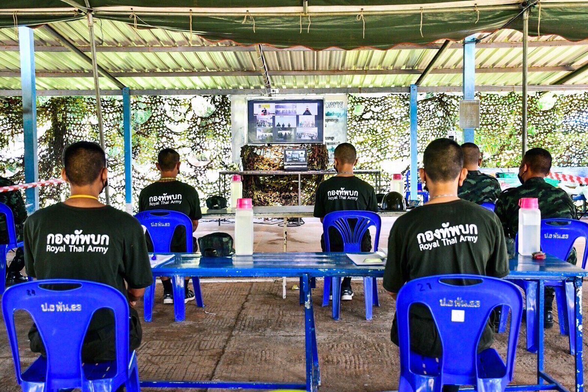 artillery623's tweet photo. 📍ผบ.ป.6 พัน.23 พบปะและให้โอวาทแก่ทหารใหม่ ผลัด2/64 ผ่านระบบ ZOOM เพื่อแนะนำตัว สร้างการรับรู้และความเข้าใจในเรื่องต่างๆ 

ในโอกาสนี้ได้สอบถามความเป็นอยู่ภายในหน่วย ปัญหาข้อขัดข้อง และความกังวลใจของทหารใหม่เกี่ยวกับทางบ้าน ที่อาจเป็นอุปสรรคต่อการฝึก เพื่อช่วยเหลือโดยเร็วต่อไป https://t.co/UutfwKzOCT