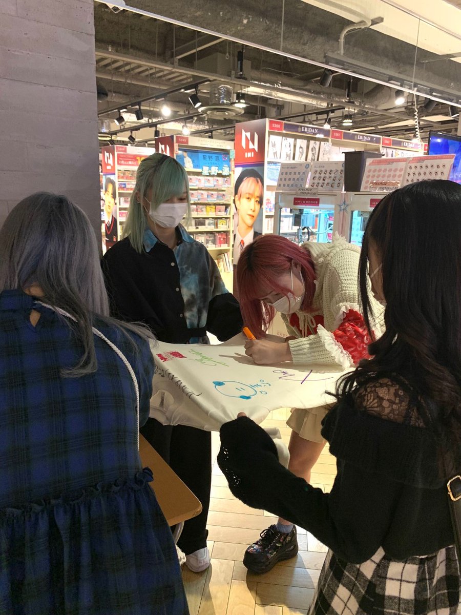 HmvBooksShibuya's tweet photo. 【#KAQRIYOTERROR】「Not Killed」が大好評発売中の「KAQRIYOTERROR」の皆さんが来店💕
なんと当店限定、当店のTシャツにサインを入れてくれましたのでこちらを先着1名に特典としてお付けします！取り置き不可！メンバーみんなが協力して書いてくれている写真をあげておきますね☺️
#NotKilled https://t.co/Iz2AigNs2l