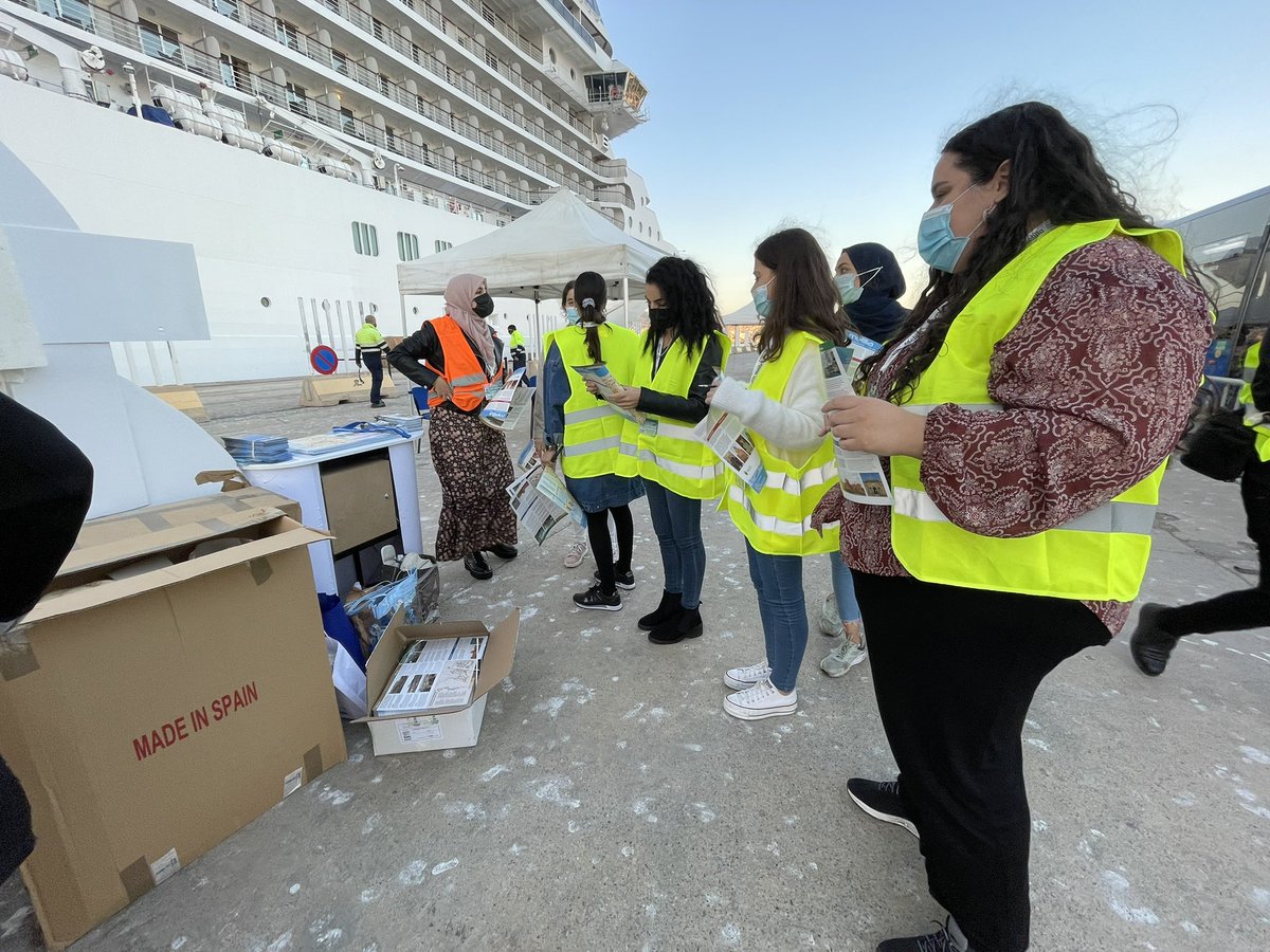 tv_melilla's tweet photo. Estudiantes del ciclo superior de Agencias de Viajes y Gestión de Eventos del instituto Juan Antonio Fernández se encargarán de la recepción del pasaje del crucero Riviera #Melilla https://t.co/CkeOy74HGN