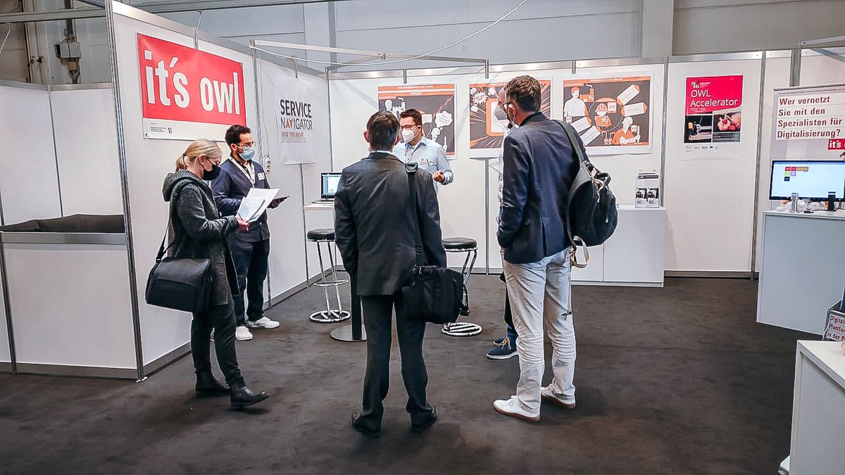 Live und in Farbe: Tag eins auf der <a href="/FMB_Messe/">FMB Messe</a> liegt hinter uns, Tag zwei beginnt gleich. 

Ab 9.30 Uhr bieten wir unsere Fördersprechstunde (Halle 21 A27) an und erklären wie #KMU von unseren Transferprojekten profitieren können.

Unser weiteres Programm: its-owl.de/fmb