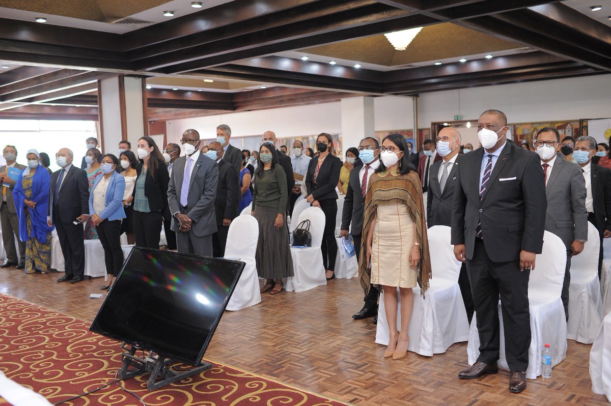 UNMadagascar's tweet photo. Lancement du nouveau cadre de coopération pour le Développement Durable 2021-2023 entre les Nations Unies et Madagascar.
#GouvernementMalagasy et @UNMadagascar s'engagent ensemble pour l'atteinte des Objectifs de Développement Durable #ODD. https://t.co/ljkZ2YMSb3