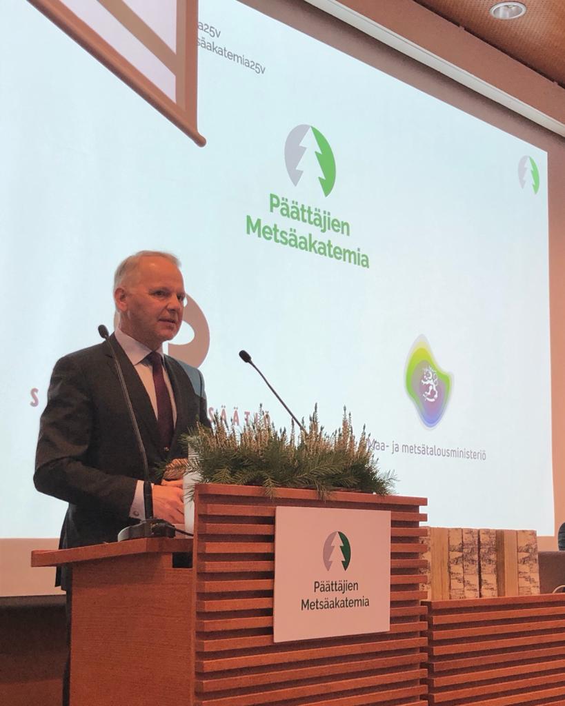 "Metsäakatemia on ollut yhteiskunnallisen metsäkeskustelun edistäjänä edelläkävijä, josta moni toimiala voisi ottaa mallia" onnittelee tervehdyksessään 50. kurssin avajaisissa ministeri <a href="/JariLeppa/">Jari Leppä</a> #Metsäakatemia25v <a href="/MetsaAkatemia/">Päättäjien Metsäakatemia</a>