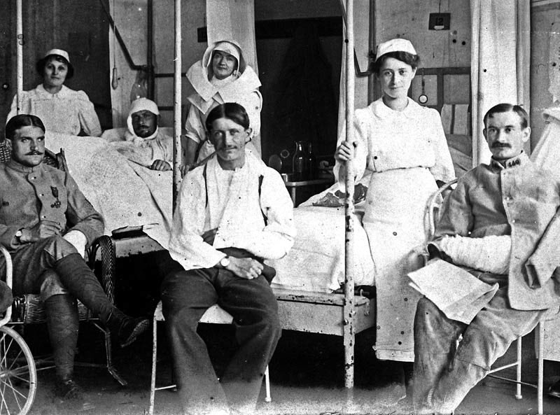 FabregasBern's tweet photo. Lors de la Grande Guerre, au front, sur les terrains de guerre, au chevet des blessés, infirmières et infirmiers, ils s’engagèrent pour leur pays avec courage et abnégation. Ne les oublions pas, perpétuons leur mémoire en ce jour commémoratif. #premiereguerremondiale #11Novembre https://t.co/x6t8XZKlg8